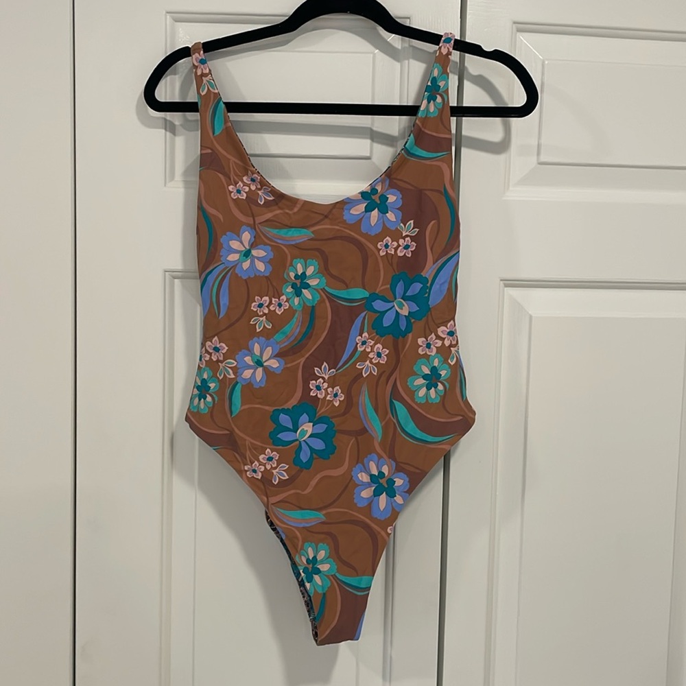 NWT REVERSIBLE O’Neill sz L one piece bathing suit